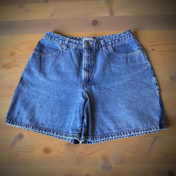 Denim shorts / high rise jean shorts w Belt buckles & 4 pockets
Sze 12 / Large - Picture 4 of 10